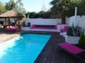 Coin lounge près de la piscine